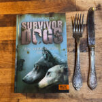 Cover des Buches Survivor Dogs: Ein verborgener Feind von Erin Hunter.