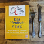 Cover des Buches Das Pferdisch-Prinzip: Neue Wege im Umgang mit Pferden und Menschen von Christine und Friedhelm Pohl. Die Rezension bewertet das Buch mit 0 von 10 Punkten.